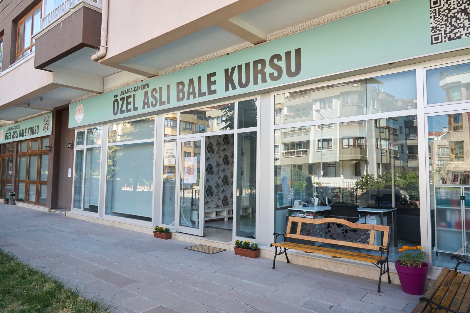 Özel Aslı Bale Kursu’nun Çankaya’daki bina cephesi ve girişi