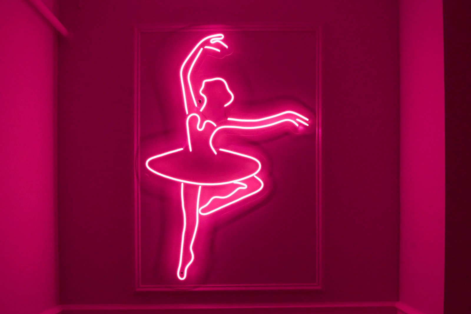 Kursun pembe ışıklı geçidindeki neon balerin figürü
