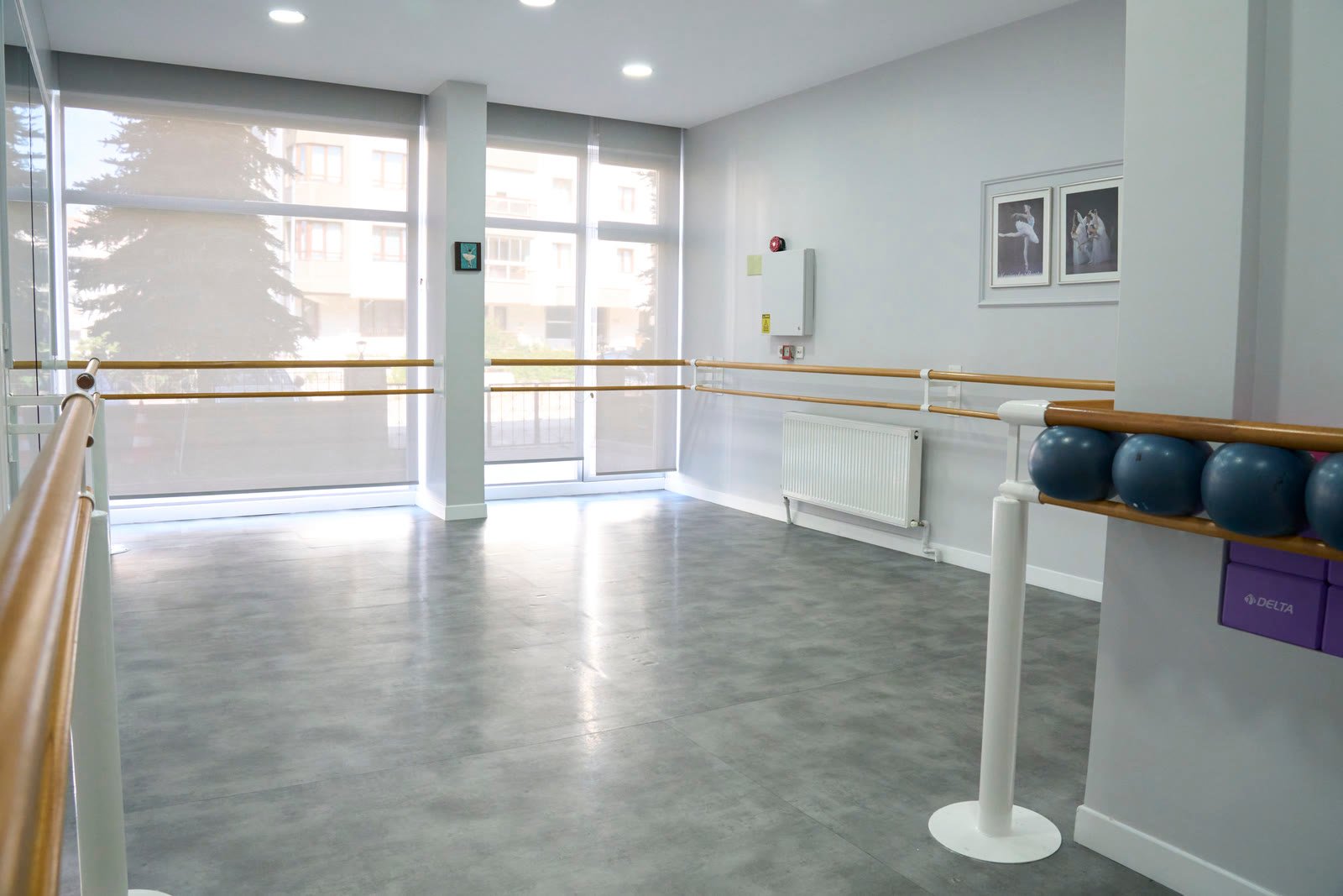 Duvar barı, aynalar ve pilates toplarının durduğu ikinci bale stüdyosu